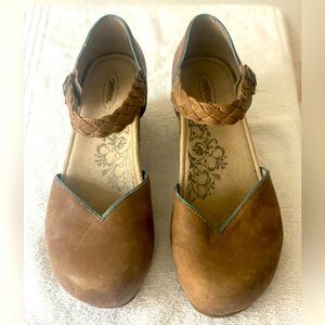 Aetrax arch support closed toe leather wedge soft shoes. 39/38.5 size.